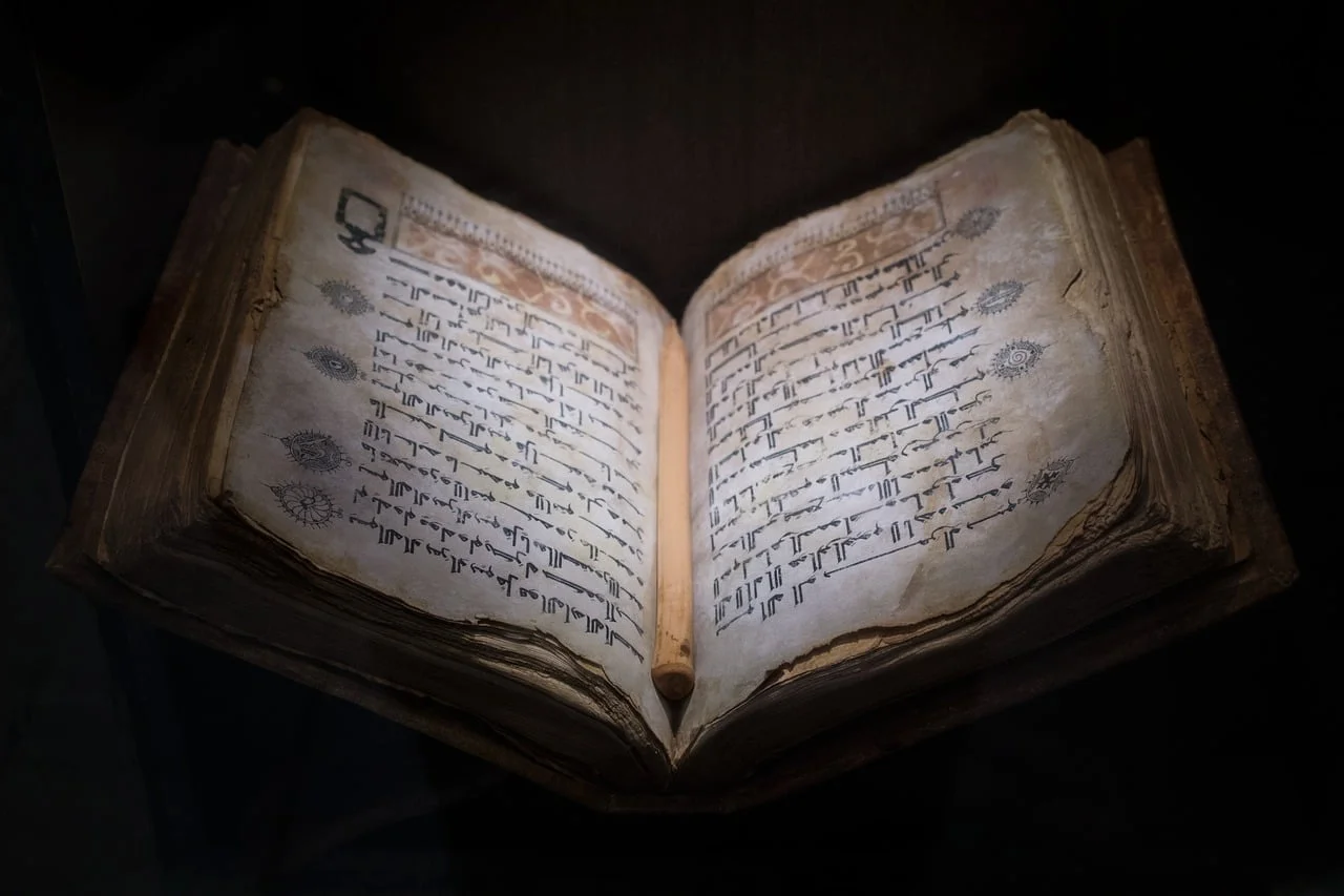La poesía es una forma de literatura que utiliza el lenguaje para evocar emociones, pintar imágenes vívidas y transmitir ideas complejas. Es una forma de arte que ha existido durante siglos y continúa evolucionando con los tiempos. A continuación encontrarás un video de poesía;