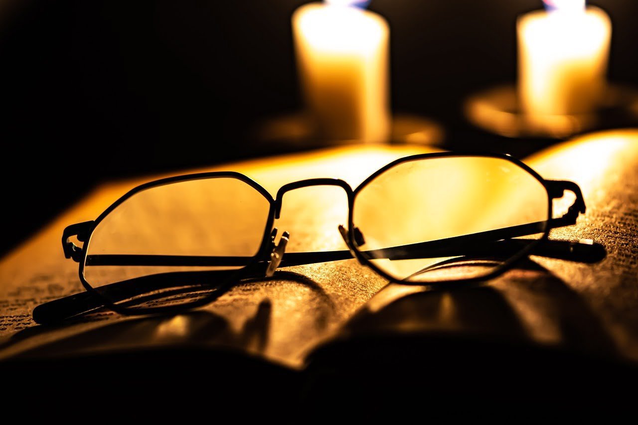 glasses-candles-open-book-6875360 ¡Se un gran escritor! 11 Consejos sobre cómo armar tu libro.