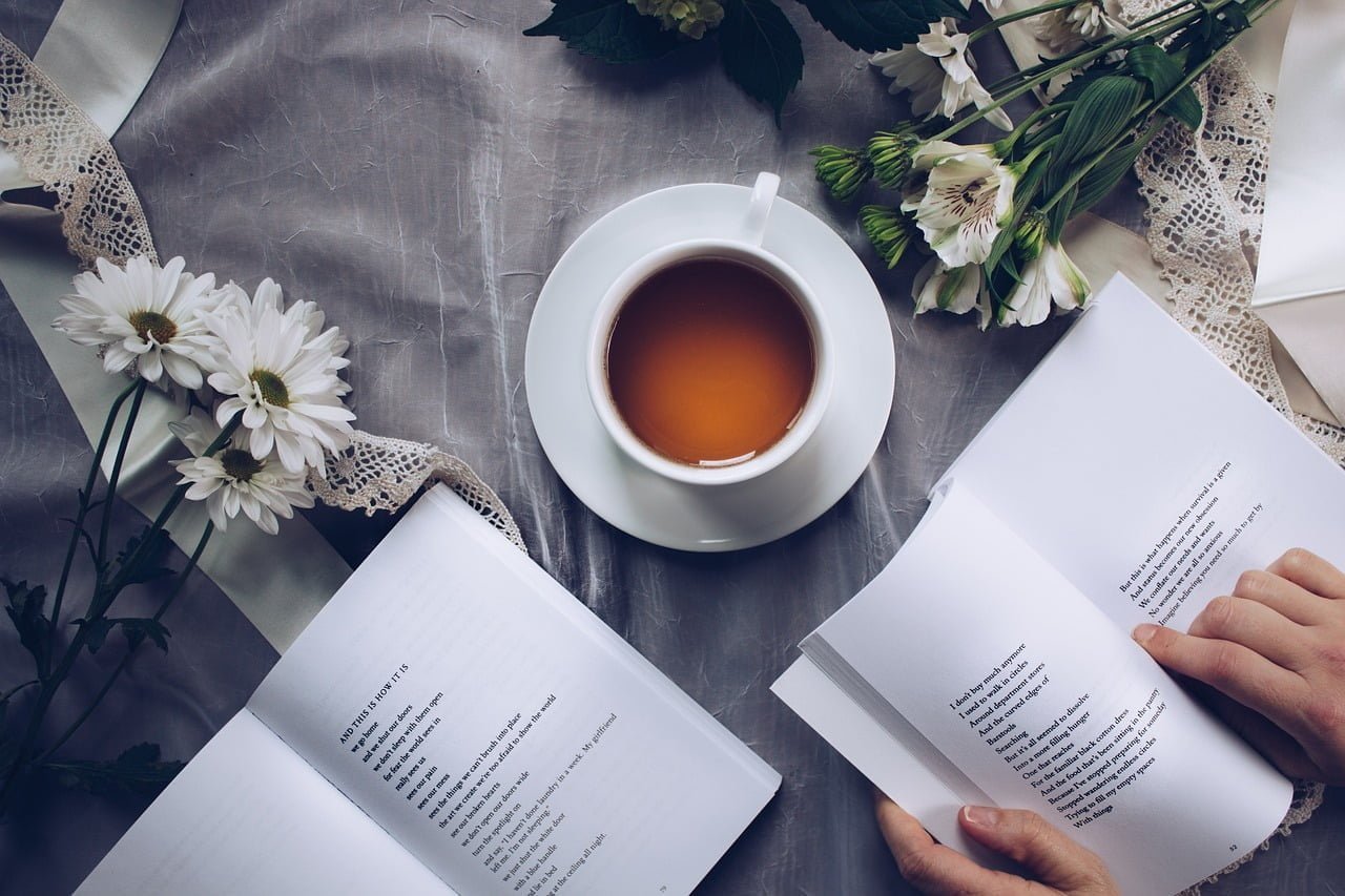 tea-time-reading-poetry-3240766 ¡Se un gran escritor! 11 Consejos sobre cómo armar tu libro.
