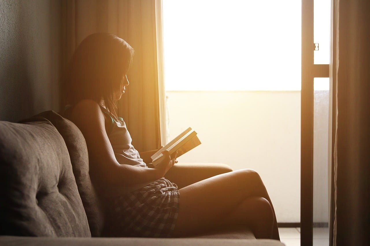reading-woman-girl-4045414 ¡Se un gran escritor! 11 Consejos sobre cómo armar tu libro.