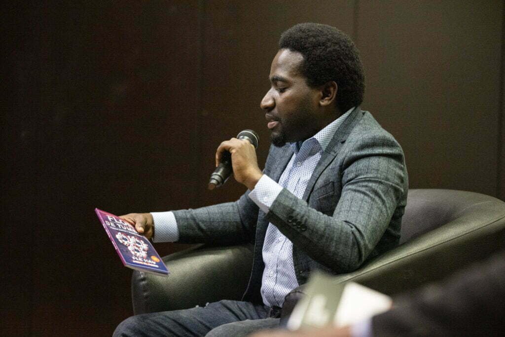 Foto de Stevenson Jacques originario de Haití, electricista profesional actor de teatro, poeta, escritor, amante del arte, conocido como «Steve el poeta», soy fundador de «Mundo Escritores