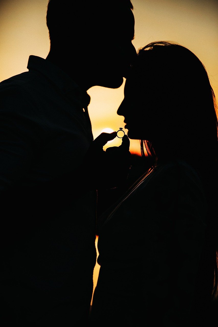 Desde que descubrí la magia de las palabras, he encontrado en la poesía una forma de expresar los sentimientos más profundos. El amor, ese sentimiento que nos mueve y transforma, ha sido una fuente inagotable de inspiración. Hoy quiero compartir contigo una selección de 100 poemas de amor que puedes dedicar para enamorar, reconquistar o simplemente expresar lo que sientes.