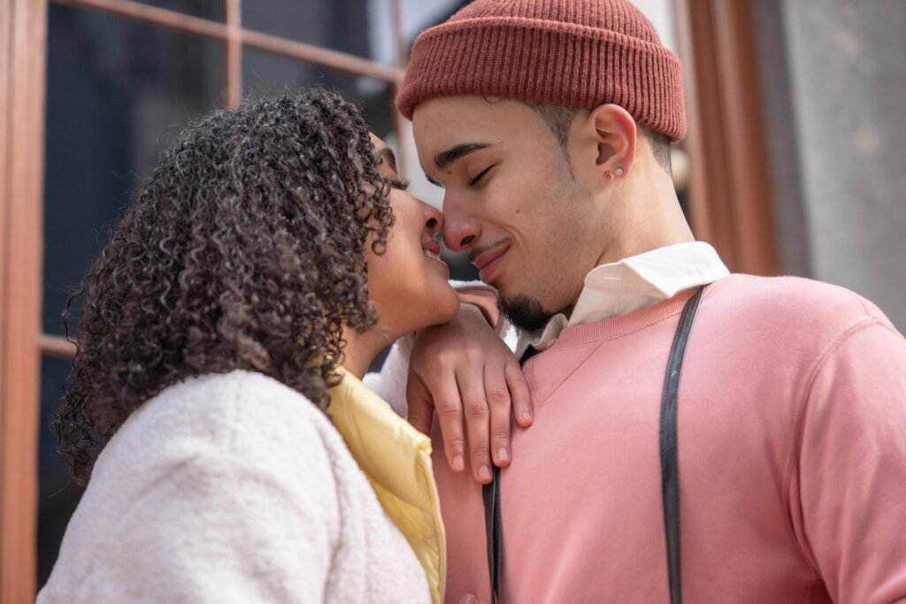 Desde que descubrí la magia de las palabras, he encontrado en la poesía una forma de expresar los sentimientos más profundos. El amor, ese sentimiento que nos mueve y transforma, ha sido una fuente inagotable de inspiración. Hoy quiero compartir contigo una selección de 100 poemas de amor que puedes dedicar para enamorar, reconquistar o simplemente expresar lo que sientes.