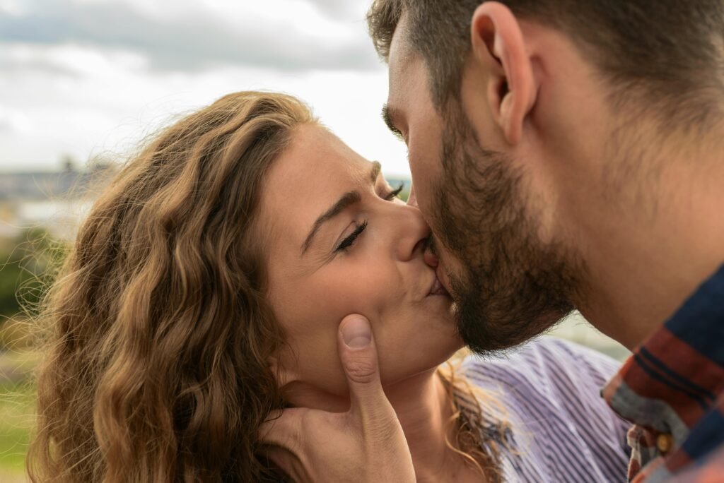 ¿Qué versos puedo dedicar a mi amor? + 30 frases poéticas y románticas para enviar hoy
