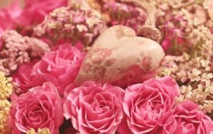 El Día de la Madre es mucho más que una fecha en el calendario: es un momento para detenernos, mirar a esa mujer que nos dio la vida o nos crió con amor, y decirle con palabras lo que a veces callamos durante todo el año. Un poema puede ser el puente perfecto entre lo que sentimos y lo que expresamos. Y no hablamos solo de textos elegantes o complejos, sino de dedicatorias sinceras que toquen el corazón.