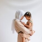 Celebrar a mamá con palabras es una de las formas más hermosas de agradecerle todo lo que ha hecho por nosotros. Los poemas para mamá transmiten cariño, gratitud y admiración, convirtiéndose en un regalo inolvidable.
