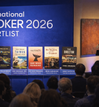 Imagen editorial del International Booker Prize 2026 con libros finalistas en escena