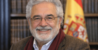 Retrato editorial de Gonzalo Celorio, ganador del Premio Cervantes 2025
