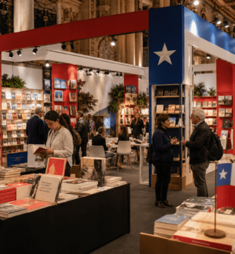 Stand de Chile en una feria del libro internacional con visitantes, editoriales y exhibición de libros.