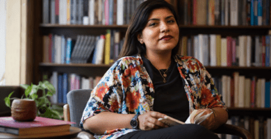 Poeta mexicana lee en una biblioteca, imagen inspirada en el Premio Aguascalientes 2026.