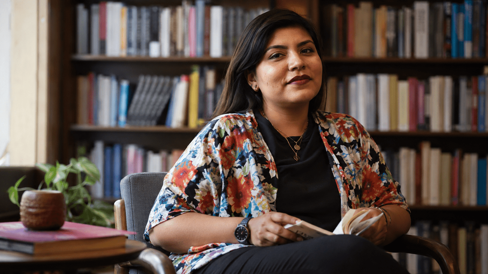 Poeta mexicana lee en una biblioteca, imagen inspirada en el Premio Aguascalientes 2026.