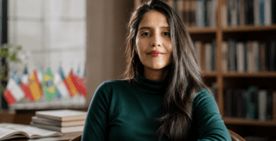 Retrato editorial inspirado en Daniela Catrileo en biblioteca, tras recibir el Premio Anna Seghers 2026.
