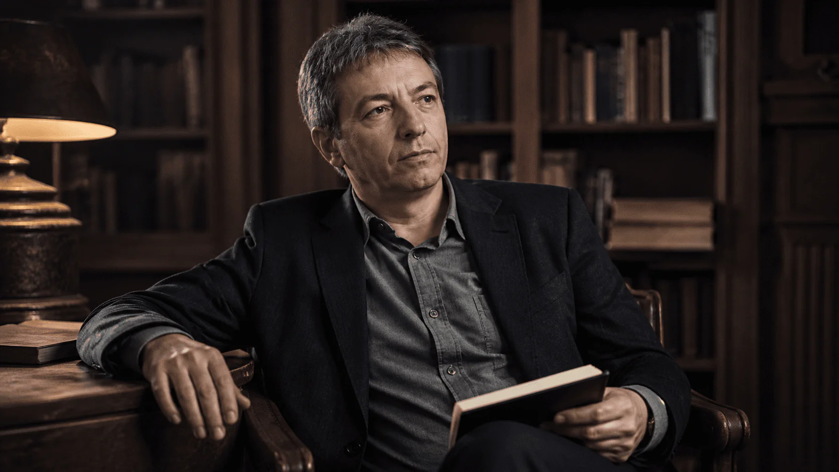 Retrato editorial de un escritor mexicano en una biblioteca, inspirado en David Toscana.