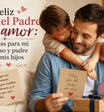 Esposo recibiendo una tarjeta de sus hijos en el Día del Padre con mensaje de amor familiar