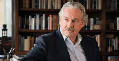 Retrato editorial de Gonzalo Celorio en una biblioteca, tras recibir el Premio Cervantes.