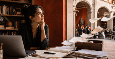 Escritora revisa manuscritos y convocatorias literarias en México para los Premios Bellas Artes 2026.