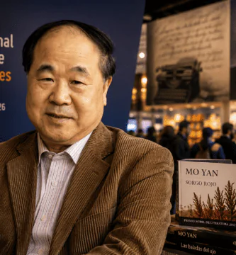 Mo Yan en la Feria del Libro de Buenos Aires, junto a libros y homenaje a Borges.