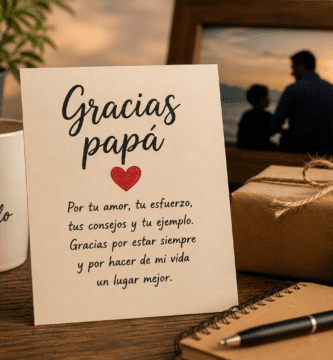 Tarjeta con poema de agradecimiento para papá junto a regalo, taza y fotografía familiar en una escena cálida.