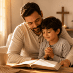 Papá y su hijo en un momento de oración familiar con una Biblia abierta, imagen para poemas cristianos cortos para papá.