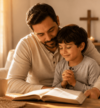 Papá y su hijo en un momento de oración familiar con una Biblia abierta, imagen para poemas cristianos cortos para papá.