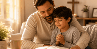 Papá y su hijo en un momento de oración familiar con una Biblia abierta, imagen para poemas cristianos cortos para papá.