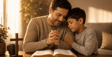 Padre e hijo orando junto a una Biblia abierta para poemas cristianos de hijo a papá