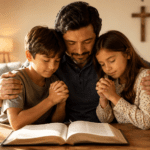 Padre orando con sus hijos junto a una Biblia para agradecer a Dios por su vida