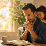 Papá en un momento de oración familiar, imagen para poemas de agradecimiento a Dios por mi papá.
