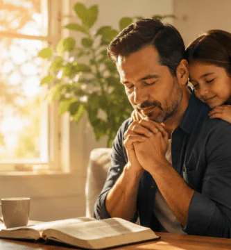 Papá en un momento de oración familiar, imagen para poemas de agradecimiento a Dios por mi papá.