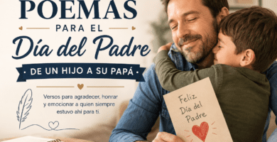 Padre abrazando a su hijo con una tarjeta del Día del Padre, ideal para poemas de hijo a padre.