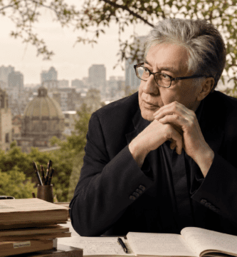 Escritor reflexiona en su estudio sobre poesía, ciudad y naturaleza en México.