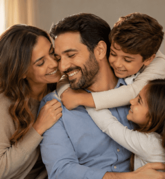 Familia abrazando a papá en casa para celebrar el Día del Padre con amor y gratitud