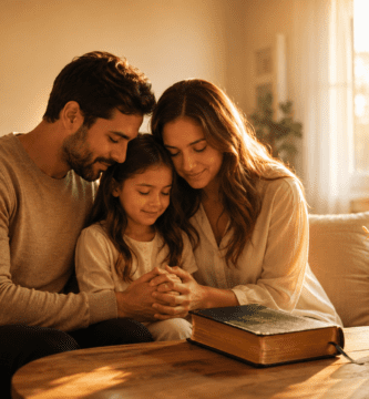 Familia cristiana orando junta en casa con una Biblia sobre la mesa, en un ambiente cálido de fe y amor familiar.