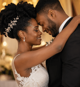 Pareja de novios abrazándose con ternura en una boda, imagen romántica para poemas cortos de matrimonio.