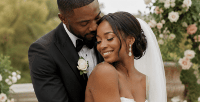 Pareja de novios afrodescendientes abrazados en una boda elegante, representando poemas de matrimonio sobre amor y unión