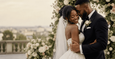 Pareja de novios afrodescendientes abrazados en una boda elegante, imagen para poemas para boda