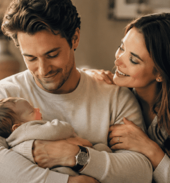 Esposo primerizo sosteniendo a su bebé junto a su esposa en un momento tierno del Día del Padre