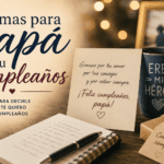 Tarjeta, libreta y regalo sobre una mesa cálida para dedicar poemas a papá en su cumpleaños