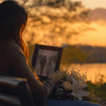 Hija recordando a su papá fallecido con una foto familiar al atardecer