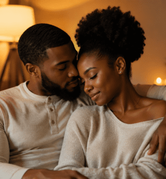 Pareja negra abrazada en un ambiente cálido e íntimo, representando el amor maduro y la unión en el matrimonio.