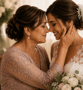 Madre acariciando el rostro de su hija vestida de novia antes de la boda, en un momento emotivo y familiar.