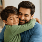 Padre abrazando a su hijo en casa, imagen emotiva para rimas cortas para papá