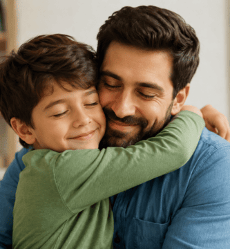 Padre abrazando a su hijo en casa, imagen emotiva para rimas cortas para papá