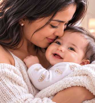 Madre abrazando con ternura a su bebé sonriente en un ambiente cálido y luminoso