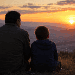 Padre e hijo contemplando juntos el cielo al atardecer